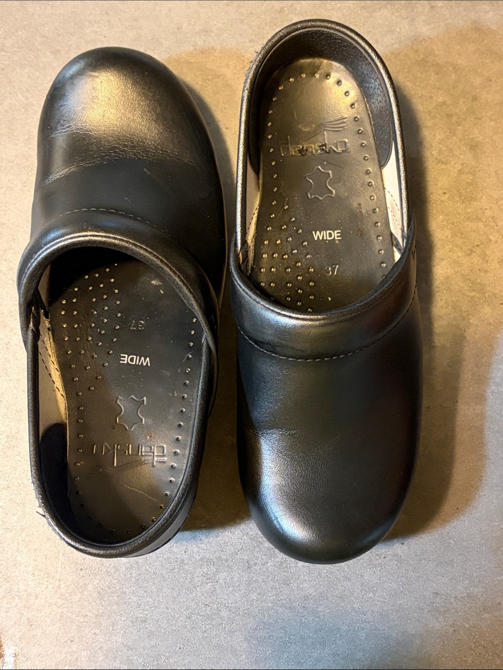 Dansko Black Leather Wide Clogs. 7 (37)